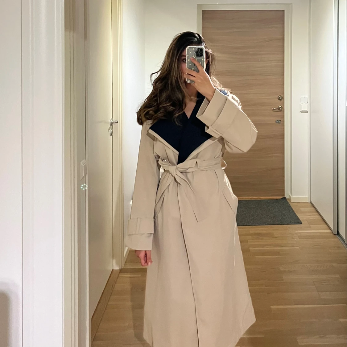 Beige trenchcoat med mörkblå krage - 3
