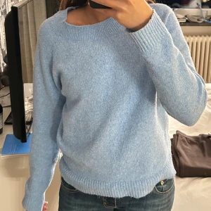 Stickad tröja  - Snygg stickad tröja knappt använd 