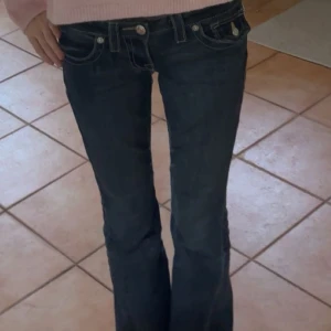 Mörkblå bootcut jeans från true religon  - nu säljer jag mina favorit jeans då dom blivit försmå, jag har endast sprätt upp längst ner på byxorna så dom blev ca 2 cm längre. Kan skickas omgående beroende om man köper dag eller kväll. Storlek 24/32. Köpte för 1299.