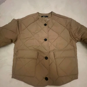 Jacka från Gina Tricot - ❗️ANVÄND INTE ”köp nu”!❗️Supersnygg jacka från Gina Tricot. Säljer då den är för stor och inte hann lämna tillbaka. Därav  helt ny med lappen kvar, endast testad en gång 🥰