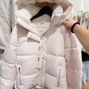 Viral Hollister Jacka - Den virala Hollister jackan i XS! Helt slutsåld, ny med prislapp kvar!