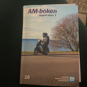 AM-boken moped klass 1 - AM-boken är perfekt för dig som vill ta mopedkörkort klass 1! Här får du all viktig teori och tips för att klara provet och köra säkert. Boken är lättläst och anpassad för unga, med tydliga bilder och exempel från verkligheten.