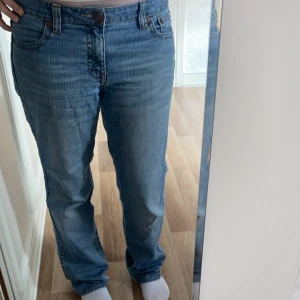 Replay ljusblå jeans med broderade fickor - ‼️priset kan diskuteras‼️‼️står INTE för frakt‼️Säljer ett par ljusblå jeans från Flash med snygga broderade bakfickor och klassisk femficksdesign. Limited edition, går inte att köpa längre, tyvärr var det så att när jag köpte de så va de ett hål precis mellan benen men då har jag sytt ett jeans lager som inte märks av när man faktiskt har lås if dom som har gjort materialet tjockare där så att ingen skada sker igen. 