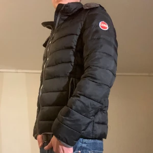 Colmar jacka  - Hej! Säljer nu min jacka, från märket Colmar storlek M. Bra skick, modellen är 184cm och väger 74kg. Tveka inte på att höra av dig om du har frågor eller funderingar kring jackan!