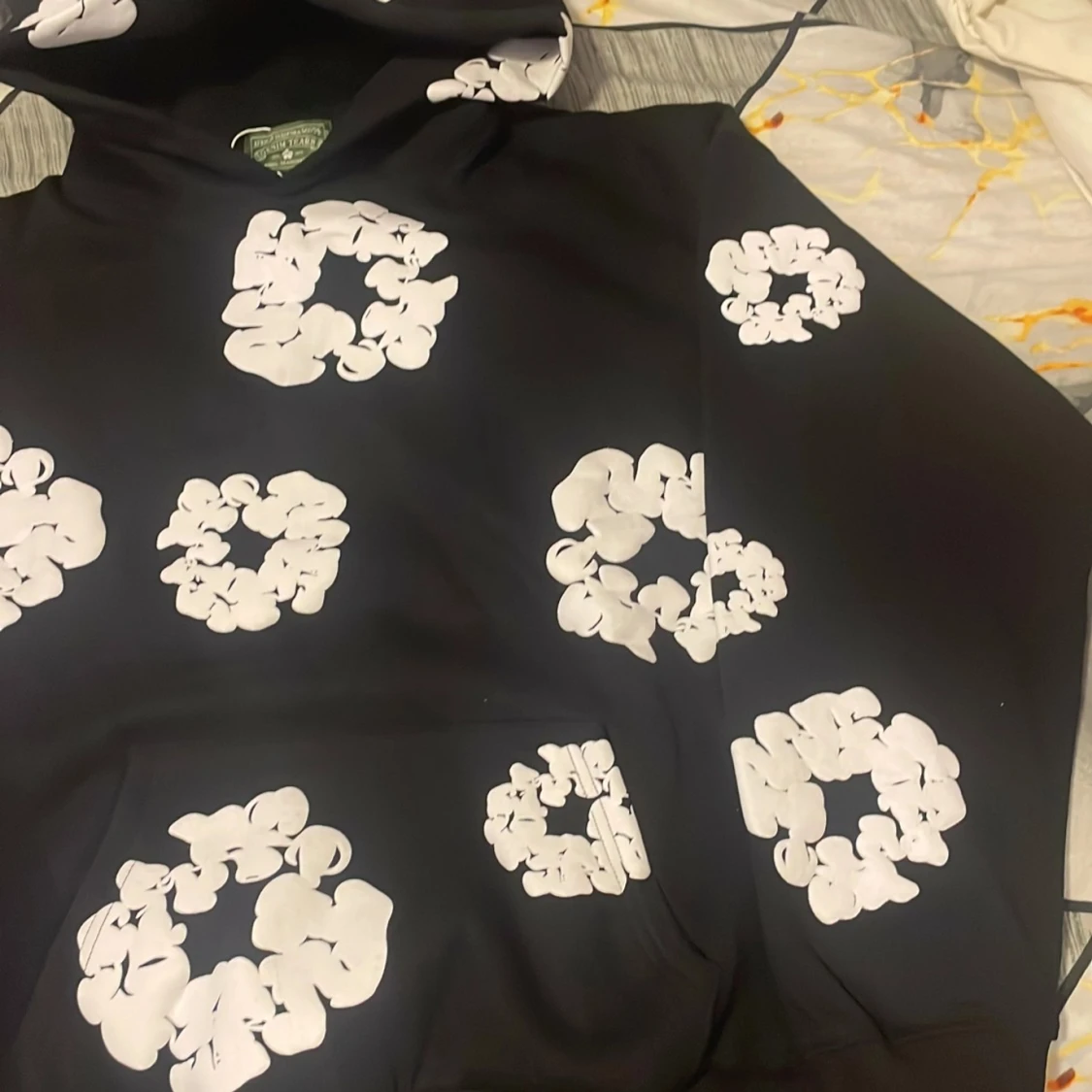 Svart hoodie från Denim Tears med blommor - 3