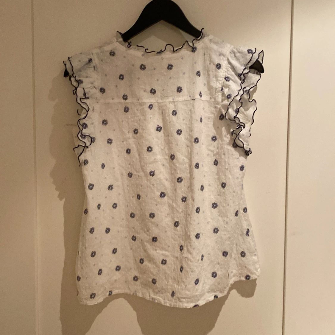 Vit blommig blus med volang från Lindex - 1