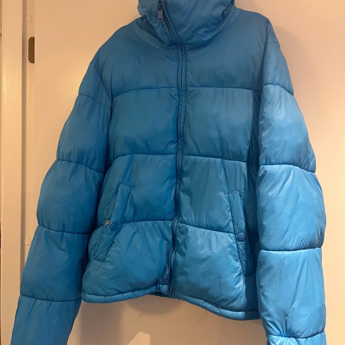 Blå pufferjacka med hög krage