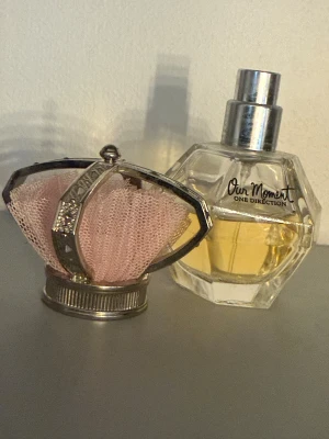 One Direction Our Moment parfym - Snygg parfym från One Direction med unik flaska och rosa detaljer. Perfekt för dig som vill ha en ikonisk doft i samlingen. Populär bland fans och trendmedvetna unga.
