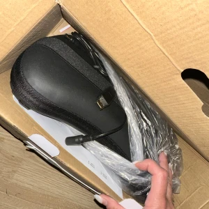  Thump Massager massage maskin  - Elektrisk massagekudde från Jiantgi, perfekt för nacke, rygg, höft och lår. Produkten är i originalförpackning och ser oanvänd ut. Levereras med strömkabel och manual. Perfekt för avslappning och muskelavlastning hemma.