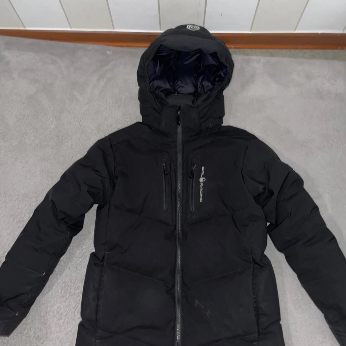 Svart Sail Racing dunjacka med huva - 2