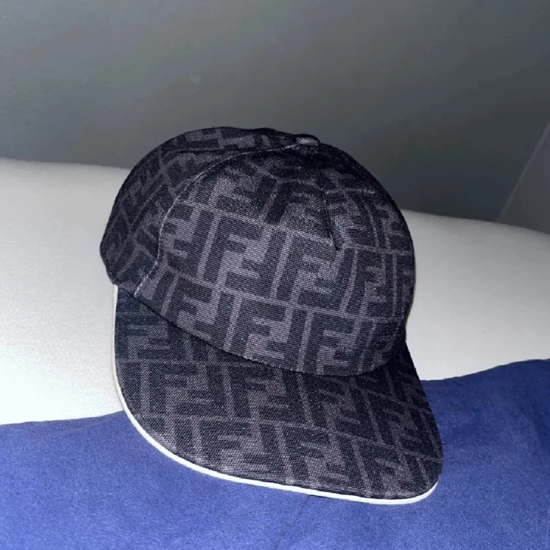 Svart Fendi keps med logomönster