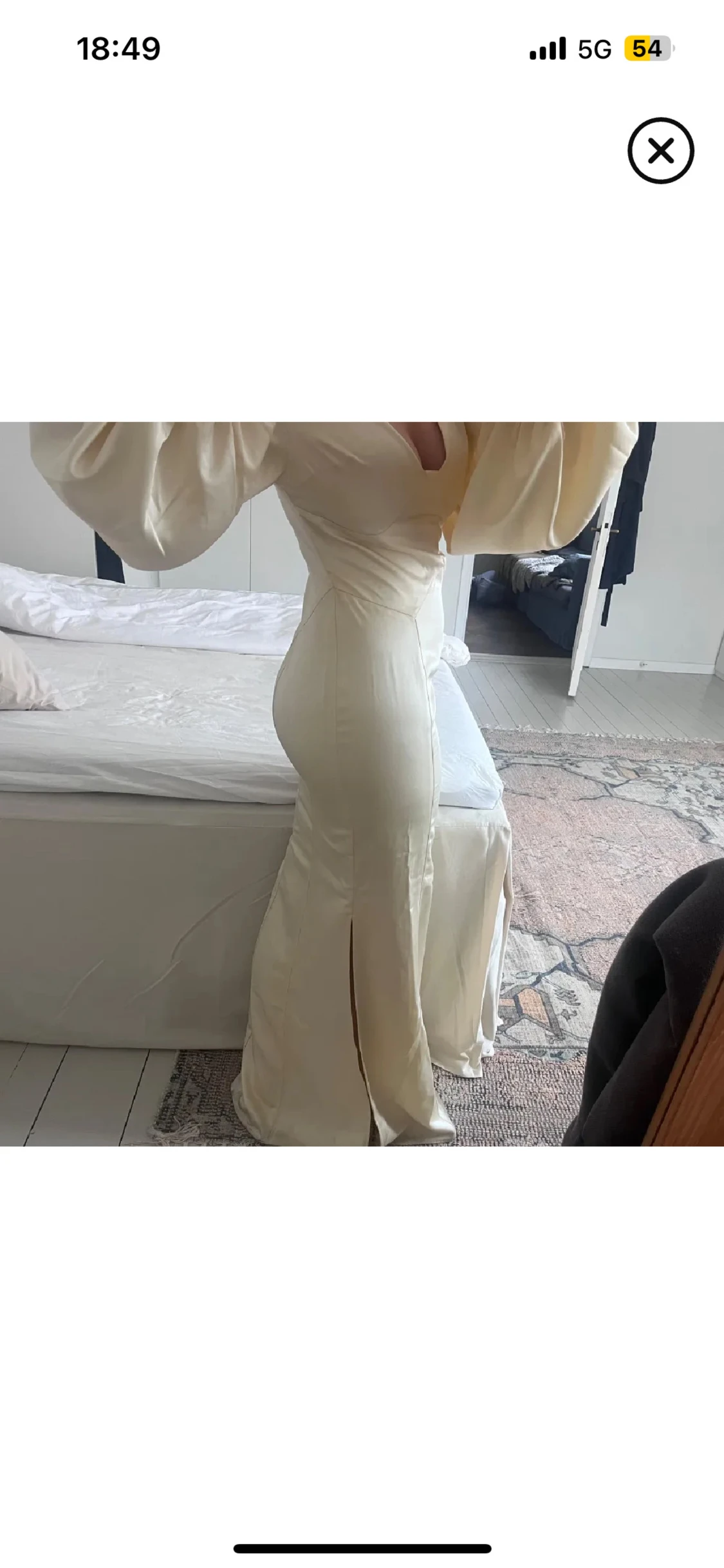 Champagnefärgad långklänning med v-ringning - 1