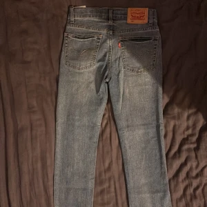 Levi's 510 Skinny jeans  - Säljer ett par Levi's 510 Skinny jeans i klassisk blå tvätt. Modellen har smal passform, fem fickor. Säljer då dom är för små och har använt cirka 10 gånger 