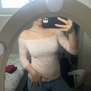 Spets blus  - Inga defekter, kontakta mig gärna för fler bilder❤️❤️