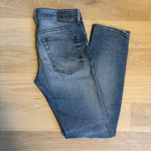 Diesel ”Buster” Jeans - Säljer mina as feta diesel jeans som har fått en riktig skön wash. Fitten är av modellen "regular slim-tapered och dom är även lite stretchiga. Hör av dig vid frågor eller liknande!