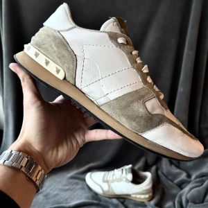 Valentino rockrunner skor - Valentino rockrunners | originalstorlek 41,5, sitter mer som 42, fråga om innermått vid osäkerhet | ingår: endast skorna