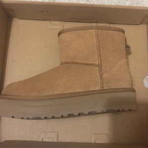 UGG boots  - Säljer ett par helt nya ugg classic mini plattform. Säljer då dom är förstora. Det är i kids så plattformen är lite lägre än dam och men storleken är desamma möjligt lite smalare. Skriv om du har frågor. 