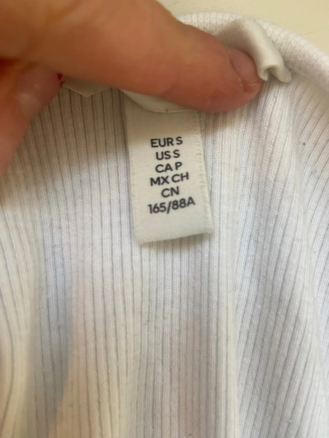 Vit ribbad linnetopp i storlek S - 2