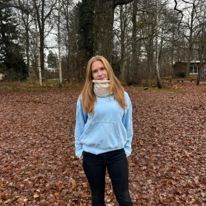 Fleece buff med reflex, fjällräv🤍 - Färg: Fjällräv Pris:149 kronor Om produkt: Buffen är gjord i microfleece med måtten 60x23.. (Vid justering av mått kontakta oss) Hur man tvättar buffen skriver vi vid köp