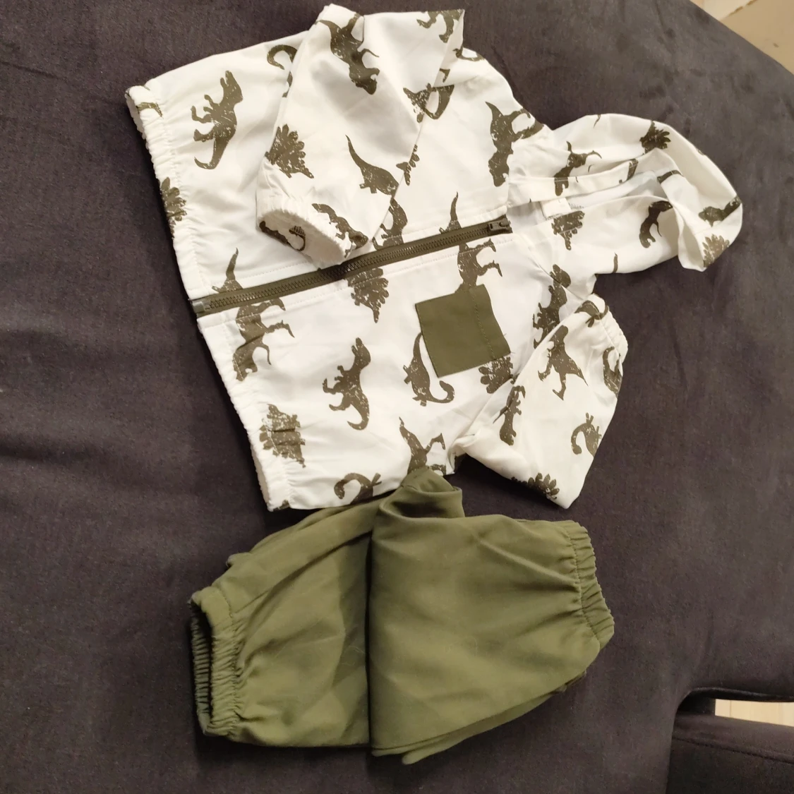 Vit vindjacka med dinosaurier från Shein - 4