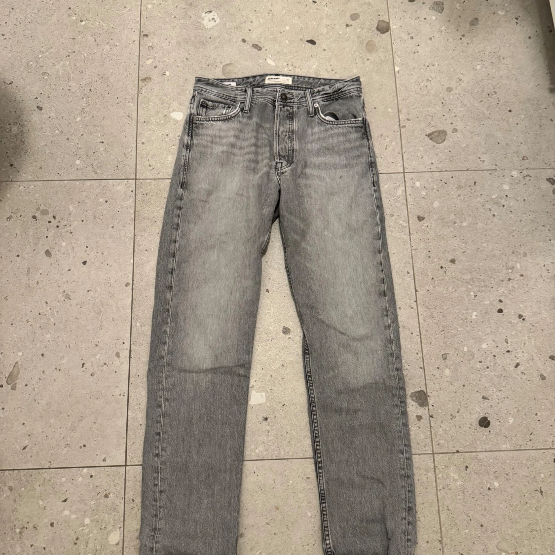 Grå jeans från Jack & Jones - 1