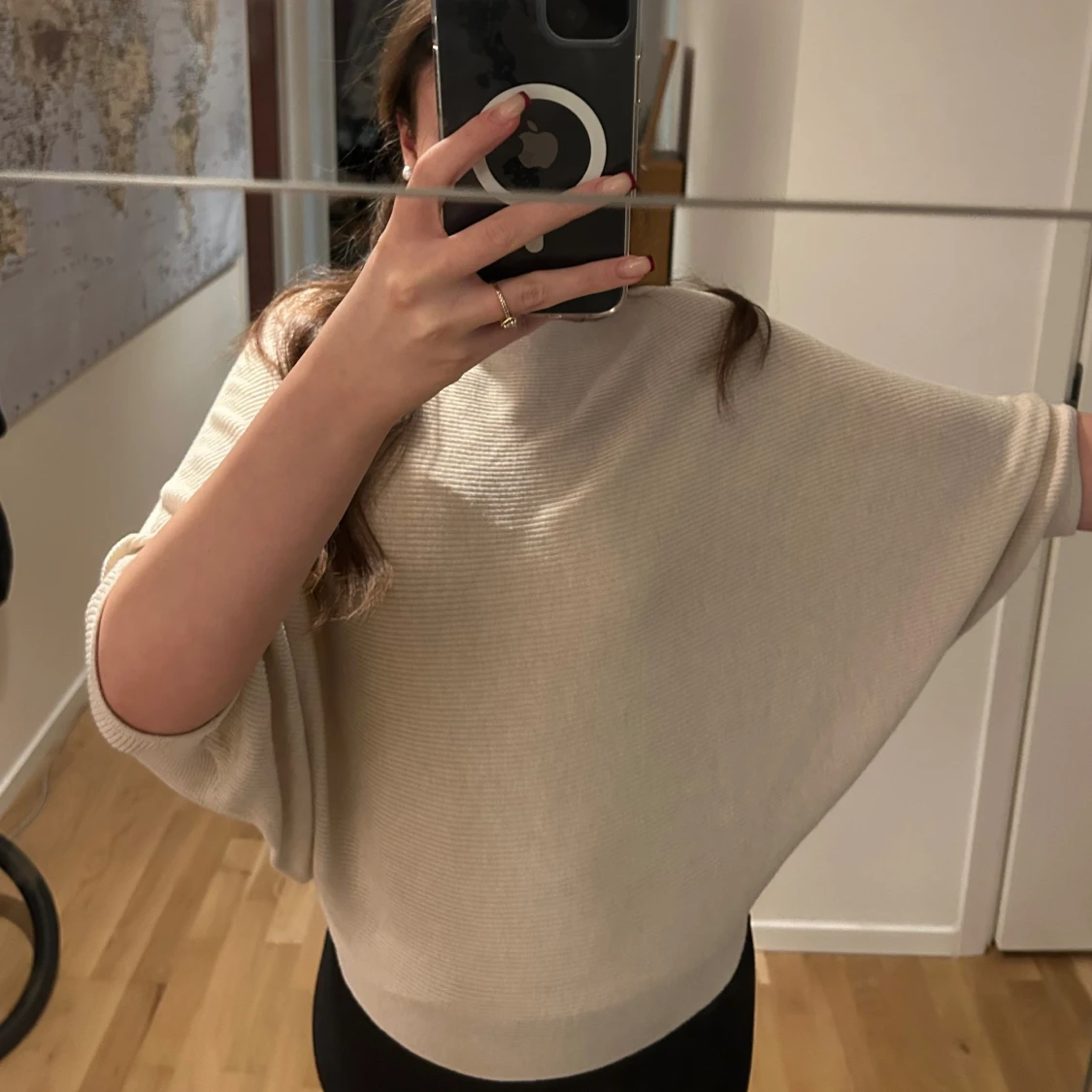 Beige ribbad bolerotopp med bred hals - 1