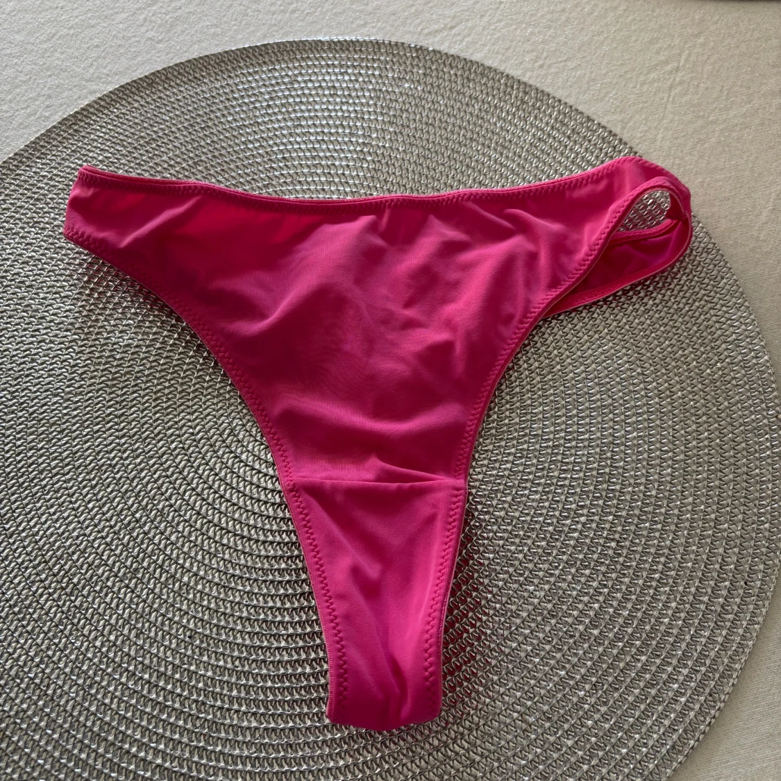 Glittrig stringtrosa i silver och en i rosa. - 1