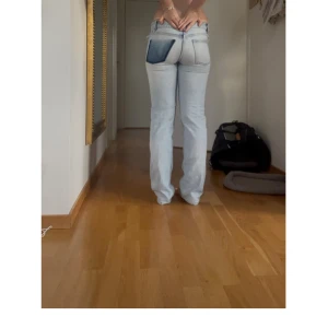 Ljusblå raka jeans från Zara - Midwaist jeans från Zara bild 3 ser man en defekt men inget man tänker på😊