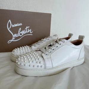 Christian Louboutin skor - Snygga vita sneakers från Christian Louboutin. Snygga och fräscha box följs med och priset är inte hugget i sten