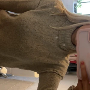 Beige stickad polotröja - Supermysig stickad polotröja. Använd men i fint skick! Skriv gärna om fler bilder eller frågor! 