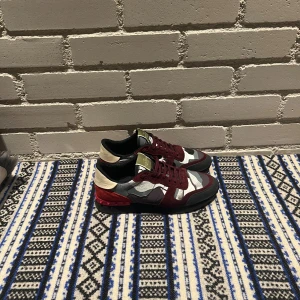 Valentino rockrunner - Riktigt feta valentino rockrunners. Skorna är i fint skick. Paret är i storlek 41 men passar även 42. Hör av dig vid minsta fundering! 