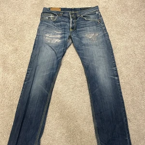 Dondup jeans - Dondup jeans i bra skick med slitage storlek 32 skriv vid minsta intresse 