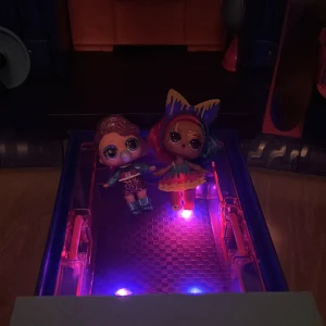 LOL Surprise OMG Glamper (pris kan diskuteras) - LOL Surprise Glamper är en färgglad leksaksbil med LED-lampor, öppningsbara dörrar och plats för dockor. Inredningen är komplett och i gott skick, utan synliga defekter eller slitage. Perfekt för fantasifull lek och samling av LOL Surprise-dockor. Priset kan diskuteras! Det beror på om man vill köpa dockor till💗gå in på min profil för att se fler bilder på dockorna och inredningen till husbilen💕husbilen har ljudeffekter när man tutar och den kan spela ljud! Det finns en pol och en rutschkana