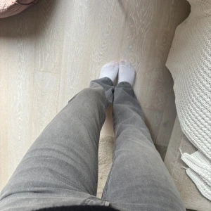 Grå jeansbyxor från 157, XS - Snygga grå jeansbyxor från 157 i storlek XS. Modellen har raka ben och klassiska bakfickor, med en normal passform och midwaist. Perfekt för dig som gillar en enkel och stilren look. Materialet är mjukt och skönt bomullstyg.