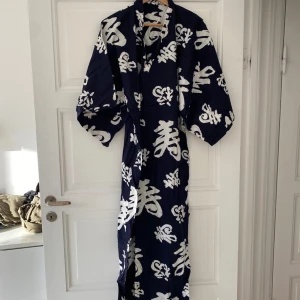 Yasuragi kimono - Yasuragi kimono, påse och skärp. Storlek 2. Nypris 500 kr + frakt på deras hemsida. 