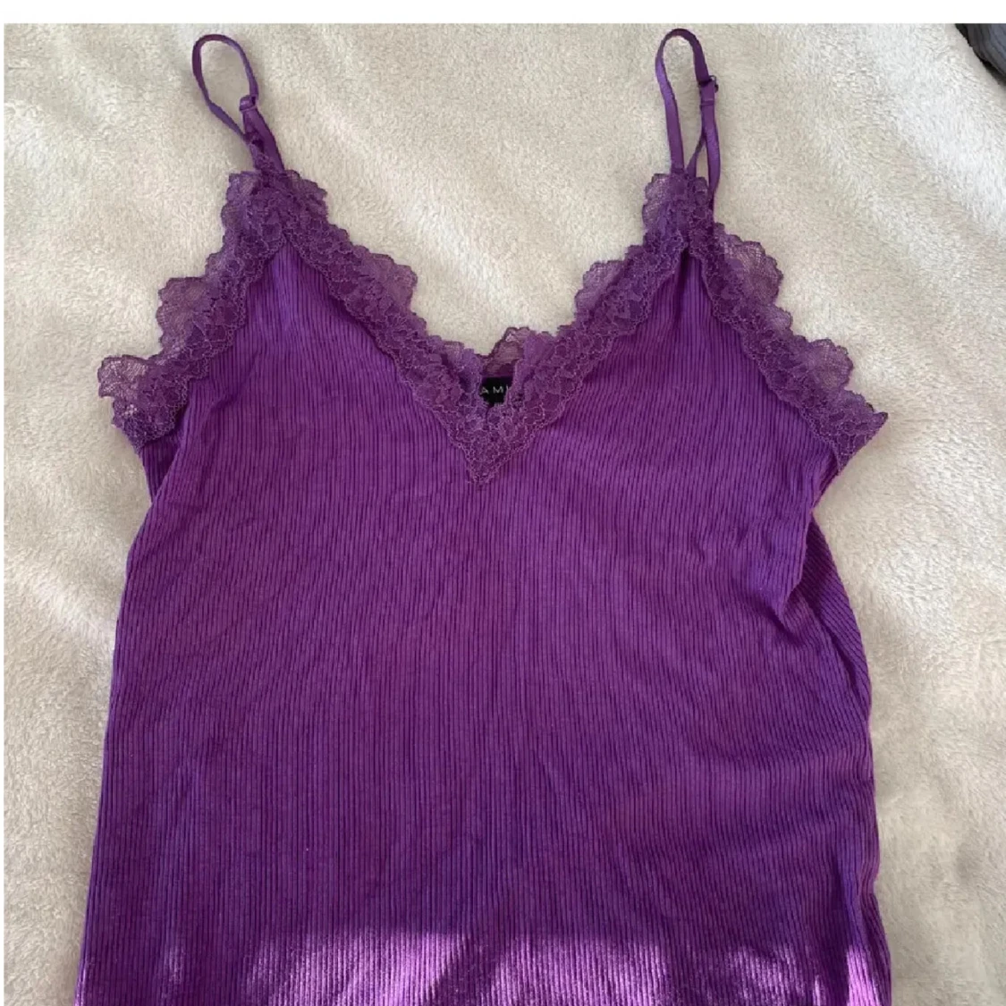 Lila spetskantad linnetopp 