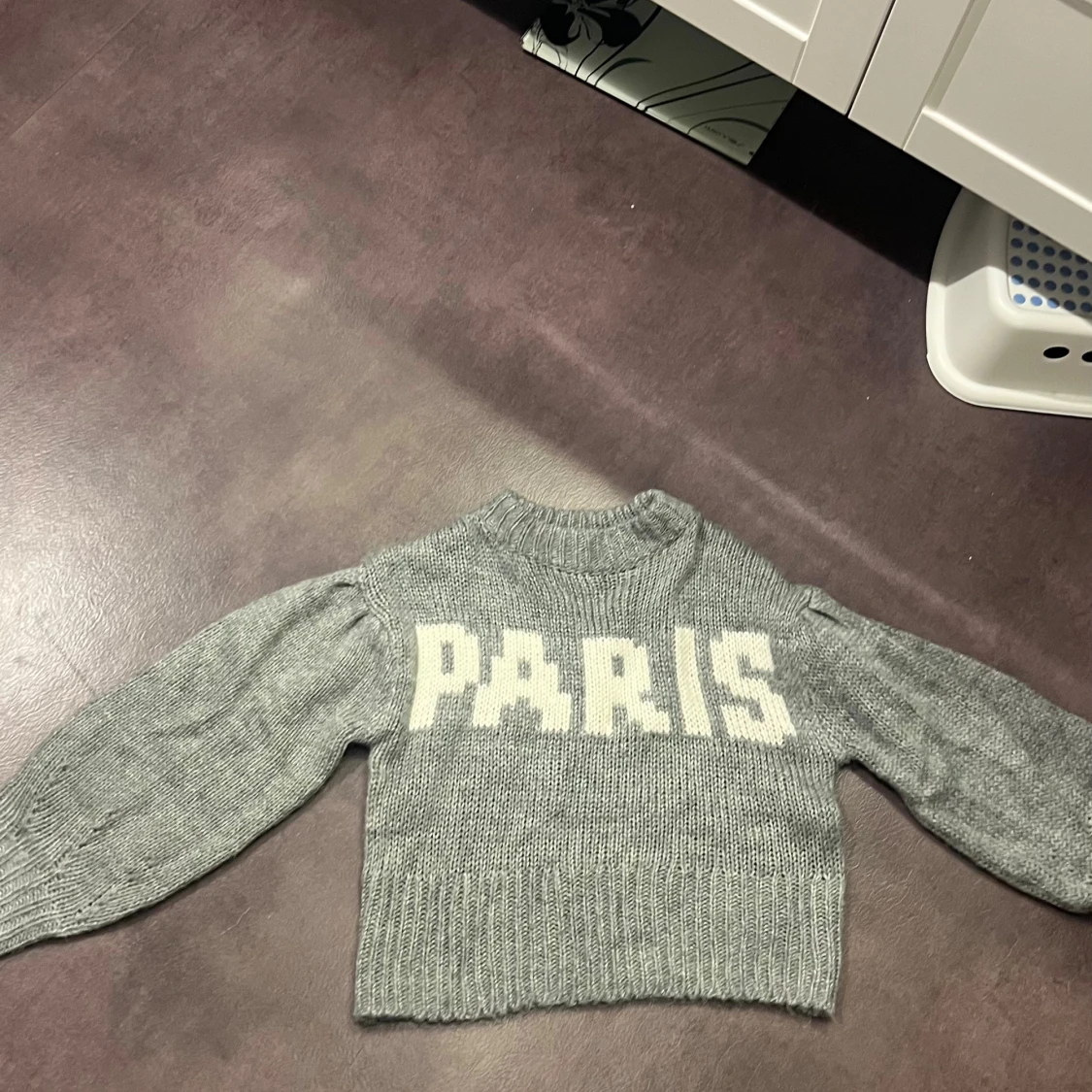 Grå stickad tröja med PARIS-tryck