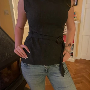 SKITSNYGG mörkgrå topp🌟🌟 - Skit snygg mörkgrå topp med bälte runt💕 perfekt till middag eller skola💕