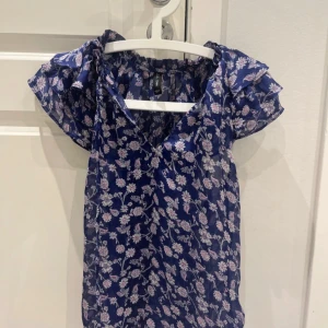 Blommig blå kortklänning från MNG - Snygg topp från mango, inga defekter 