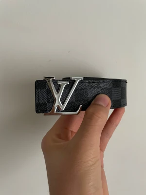 Bälte - Ett snygg Bälte som säljs pga av för liten storlek. I efterhand har jag lagt märke till att bältet har några dåliga sömmar här och där samt lite dålig färg på baksidan av bältet som givetvis är inkluderat i priset. Bältet fungerar annars felfritt och är perfekt för den som vill ha ett fint bälte för ett bra pris.