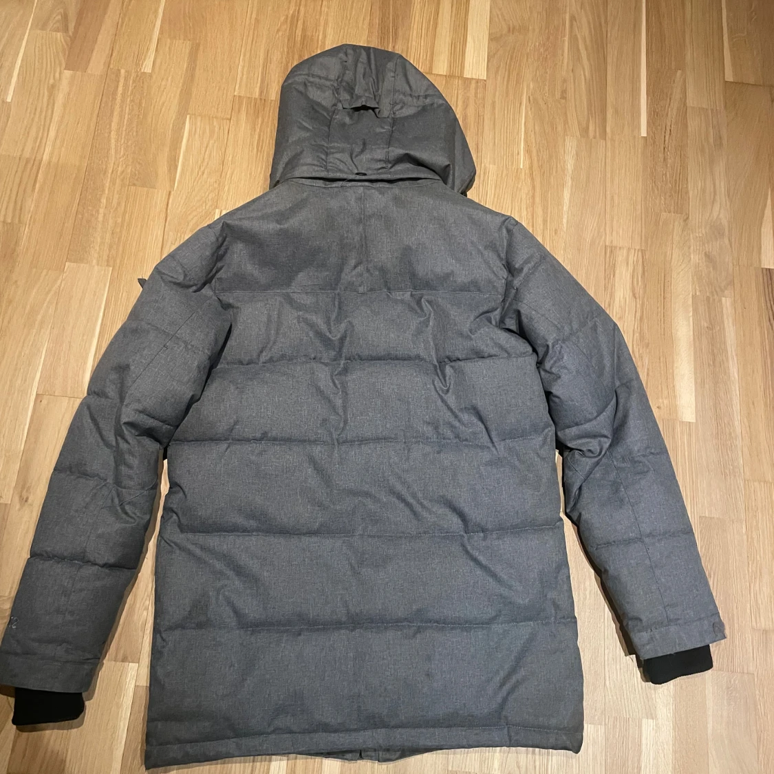 Grå pufferjacka med huva - 1