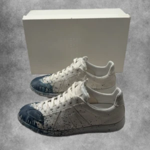 Maison Margiela gats - Feta maison margiela gats. Storlek 40 fitz 41. Pris inte hugget i sten. Ovanligaste modellen av paint splatter. Finns inga andra par uppe!