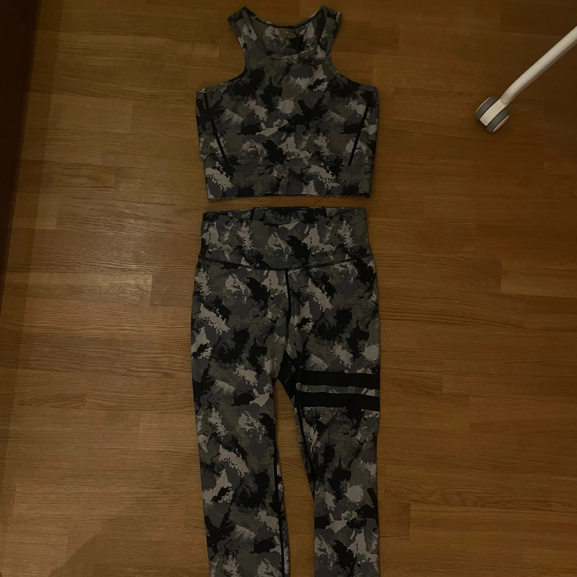 Camo leggings från Stronger