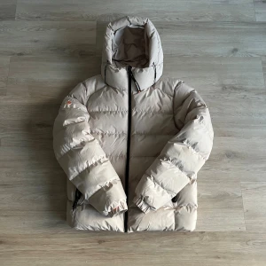 Superdry Vinter jacka  - (ORDINARIE PRIS 1400kr)( mitt pris 549kr)Säljer just nu denna jacka då den inte passar mig längre, nästan helt nyskick🙌🤩 perfekt för vintern och för en stilren look🧏🤝,  KONTAKTA FÖR MINSTA FRÅGA! 