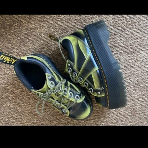 Dr martens  - Platåskor från dr martens. Stor sett i nyskick. Nypris 3500:- Storlek 37