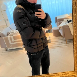 Cp company puffer - Riktigt snygg CP Company puffer jacka i väldigt bra skick. Jackan har en liten lagning som syns på bilderna men som man inte märker vid användning. Jackan är storlek 50 vilket motsvarar mellan M och L. Han på bilden är 185 och väger 78 och den passar bra. Kom privat vid frågor!