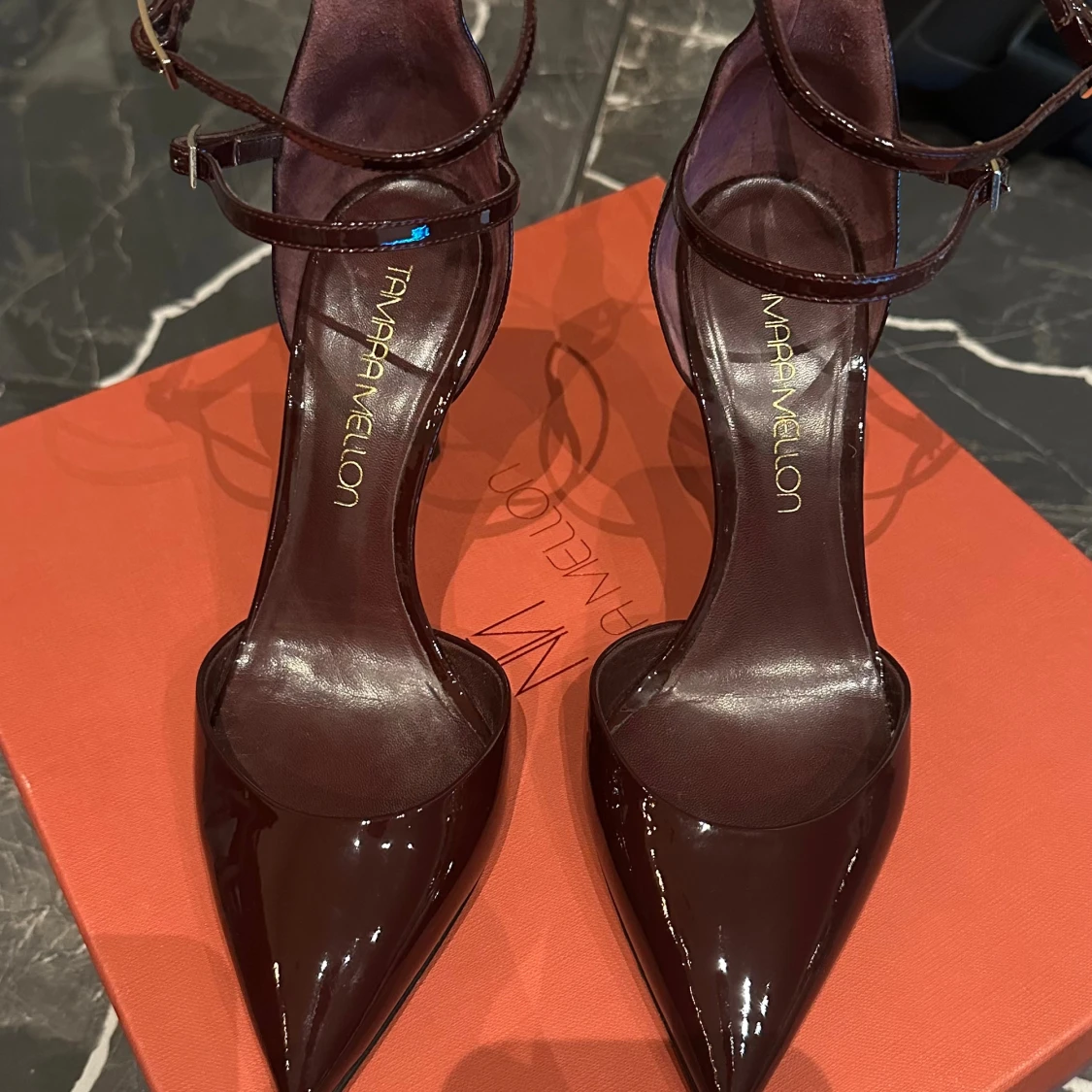 Vinröda pumps från Tamara Mellon - 1