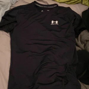 Svart Under Armour compressor shirt - Säljer denna helt oanvända compressor shirt skick 10/10 lappar och allt kvar 