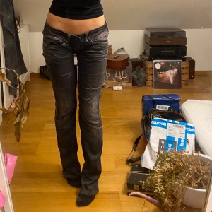 Pepe jeans  - Supersnygga gråa pepe jeans! Omsydda i grenen och längs benen för bra passform❣️  Midjemått: 39 cm Innerbenslängd: 84 cm