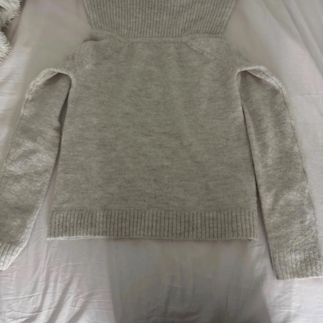 Ljusgrå off shoulder tröja  från Gina Tricot